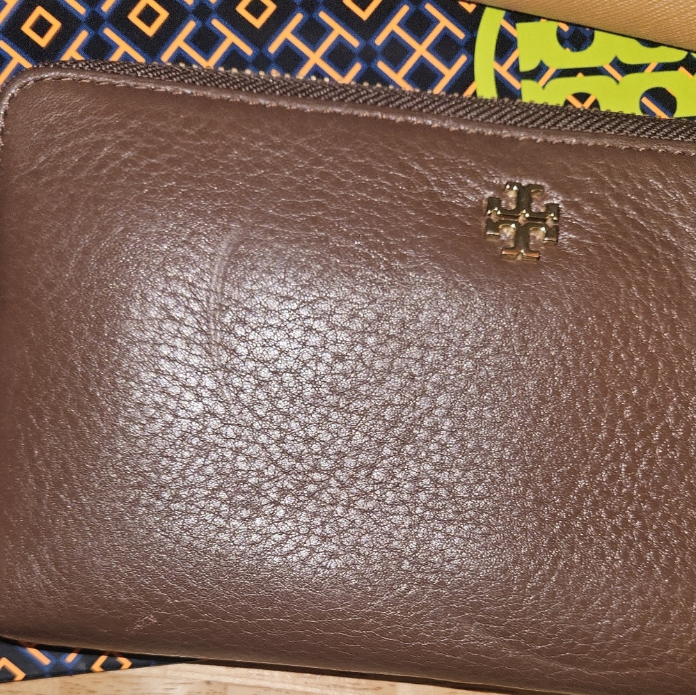 Tory Burch Chocalate Brown And Tan Zip Wallets (Choose Your Wallet) - Picture 4 of 10